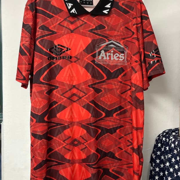 Aries 엄브로 풋볼 티