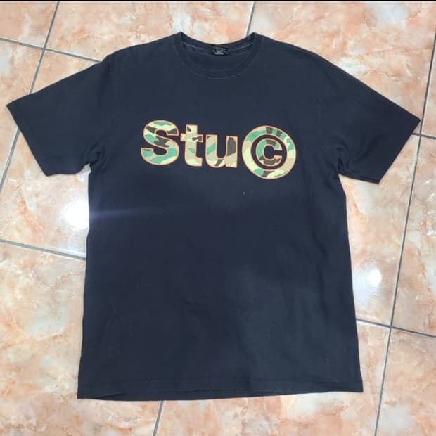 스투시 Stu C. 카모 로고 반팔티 블랙
