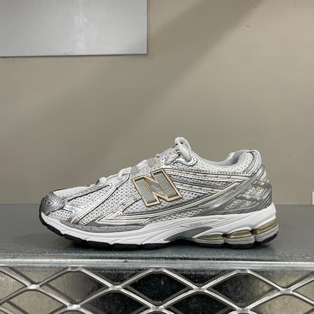 뉴발란스 1906R 화이트 메탈릭 실버 245