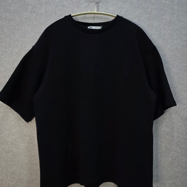 ZARA 세미오버핏 블랙 반팔 티셔츠(남녀공용)