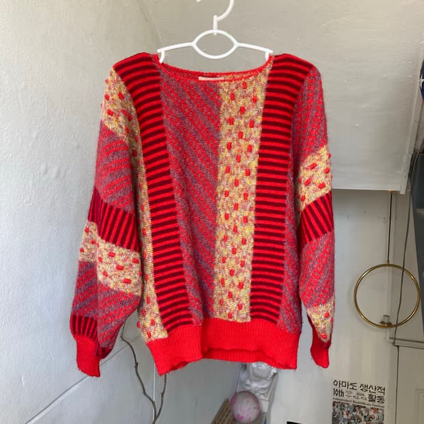 울 코지 레드 패턴 크롭 니트