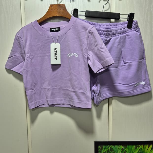 (타임세일)(새상품)널디 NERDY 퍼플 반팔 티셔츠 반바지 세트