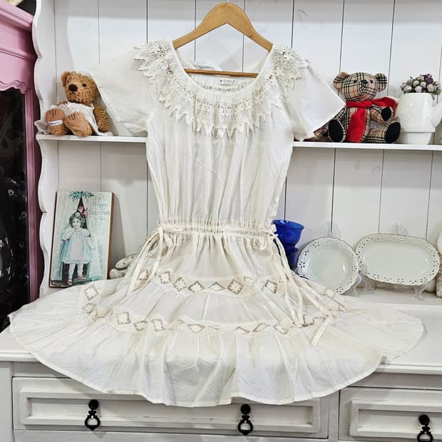 엑시즈팜(Axes Femme) 아이보리 레이스 티어드 원피스