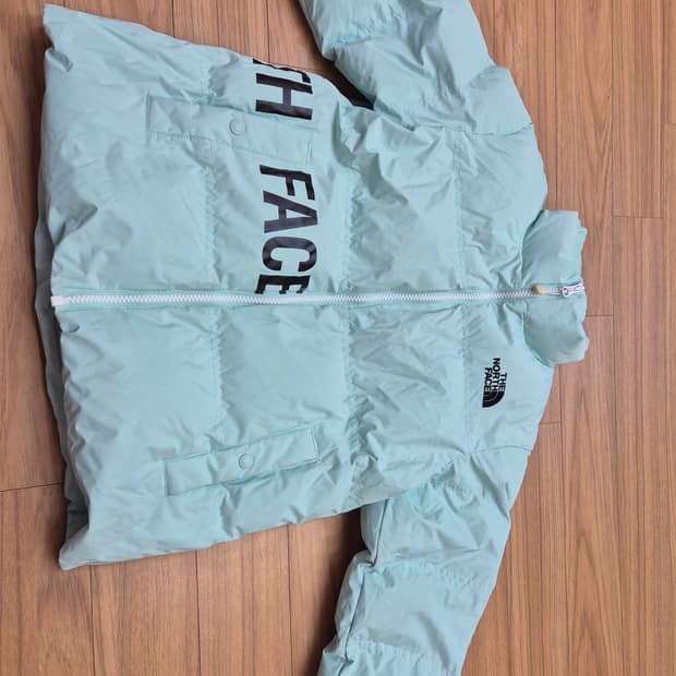 노스페이스 키즈 민트색 숏패딩입니다. 사이즈는 140으로 9~10세 아이