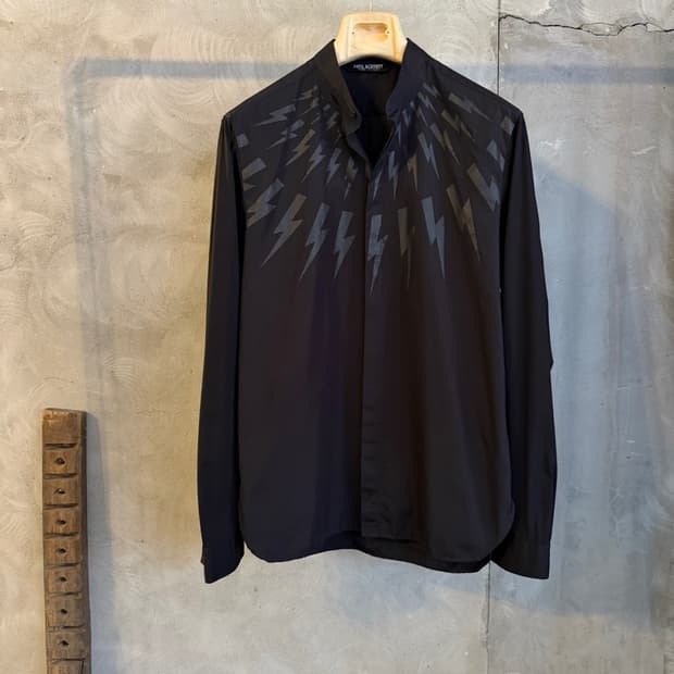 닐바렛 그래픽 카라리스 셔츠 100