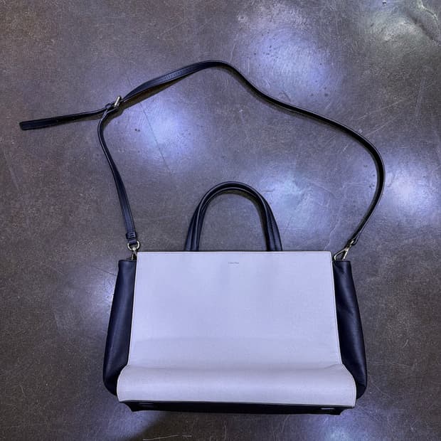 캘빈클라인 소가죽 블럭 블랙 화이트 콤비 컨템포러리 미니멀 투웨이 백