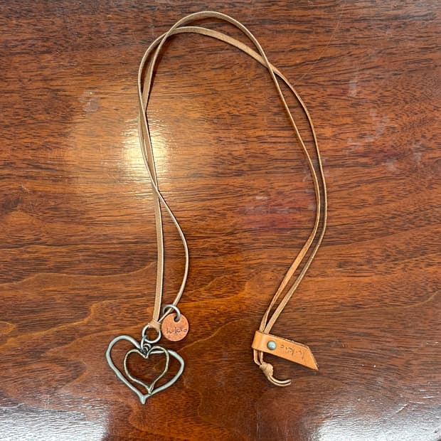 빈티지 하트 팬던트 레더 스트랩 목걸이