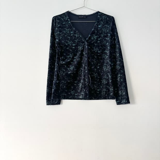 NICE CLAUP flower velvet v-neck top