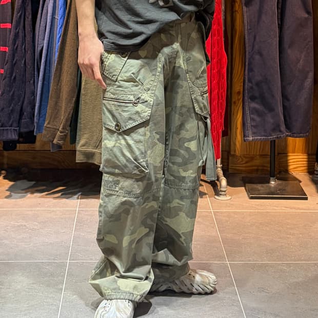 33in 포켓 절개 디테일 그린 카모플라주 카고팬츠