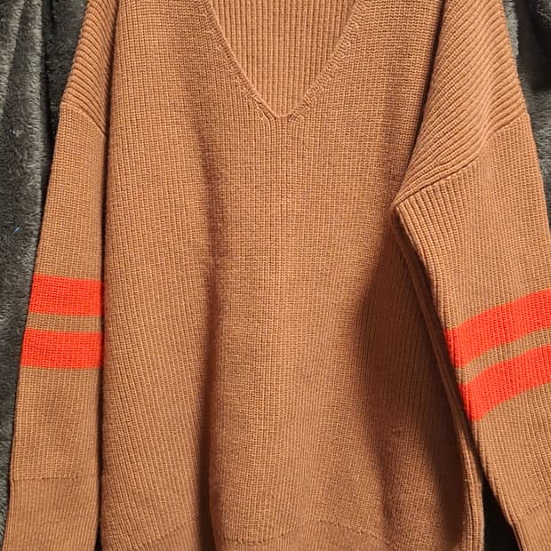 앤아더스토리즈 브이넥 니트 스웨터