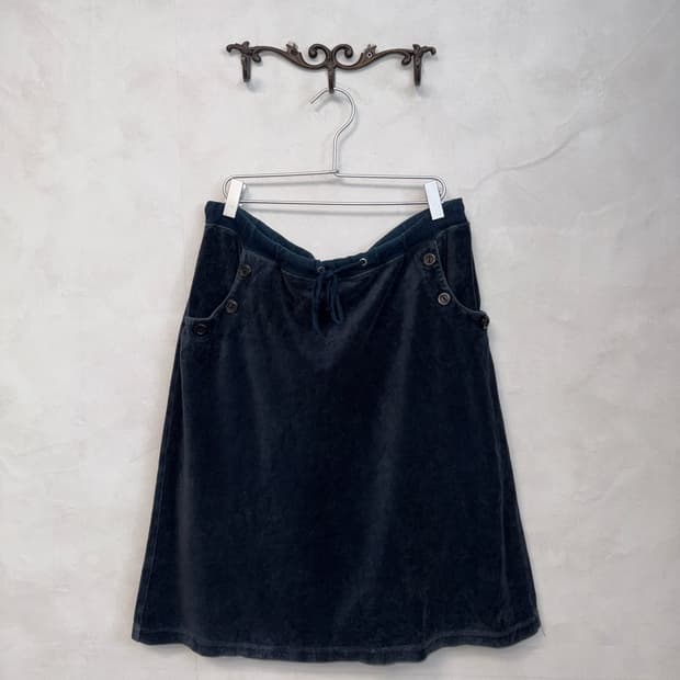 Black velvet button banding skirt