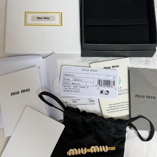 미우미우 에나멜 메탈 헤어 클립