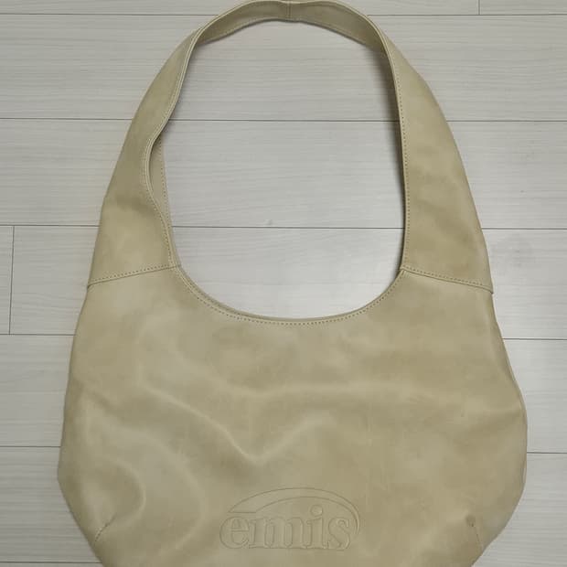 이미스 LOGO EMBOSSED SHOULDER BAG-BEIGE