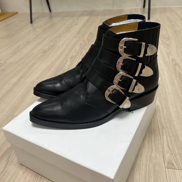 TOGA VIRILIS / SILVER BUCKLE BOOT / 41