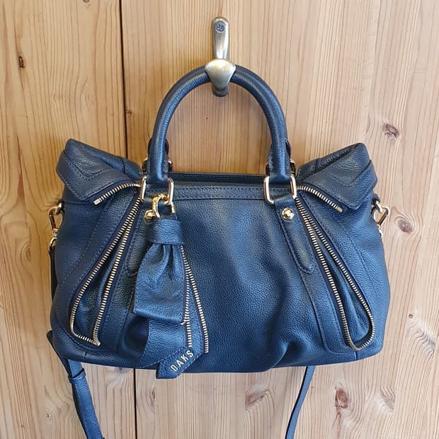 닥스 리본 레더 크로스백