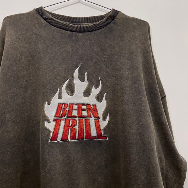 BEEN TRILL 불꽃 자수 피그먼트 오버핏 맨투맨