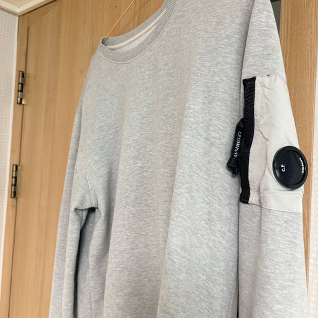 CP컴퍼니 렌즈 와펜 맨투맨 105 그레이