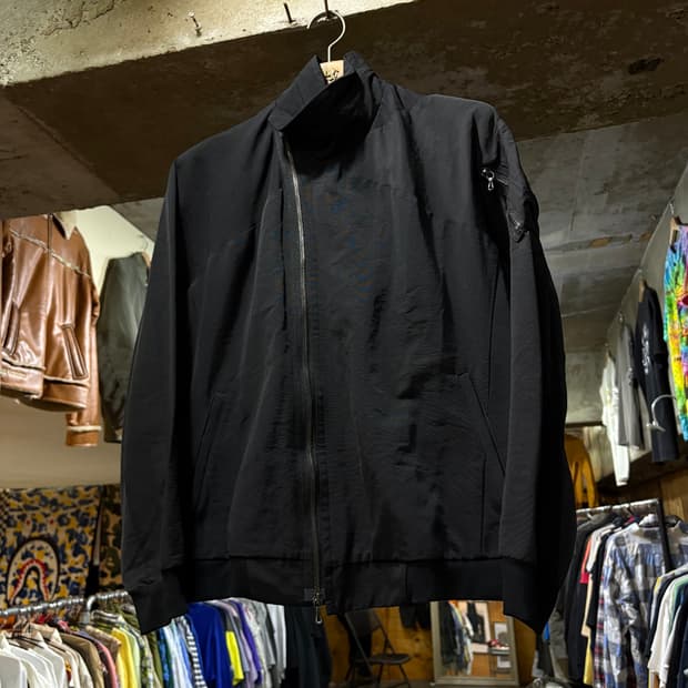 Julius 17ss 율리우스 사선 하이넥 자켓