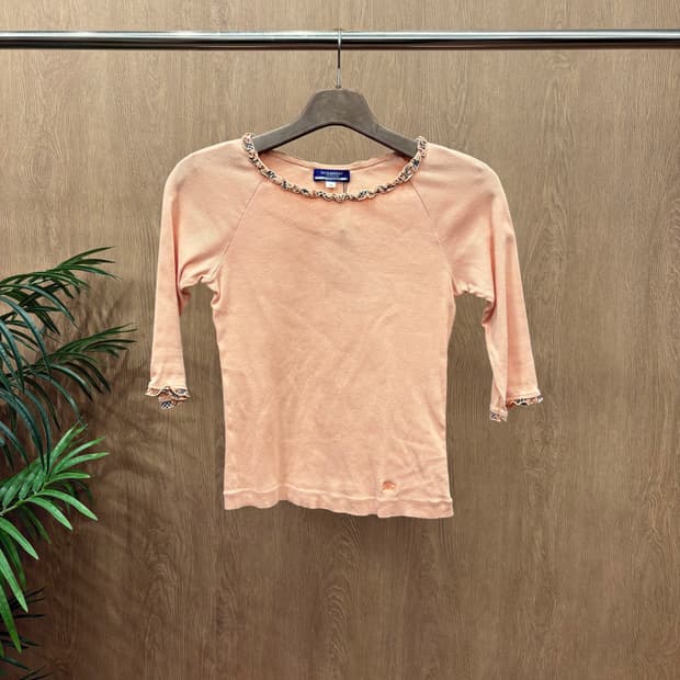 버버리 블루 라벨 코튼 7부 티셔츠 넥라인 소매 체크 프릴 디테일 오렌지