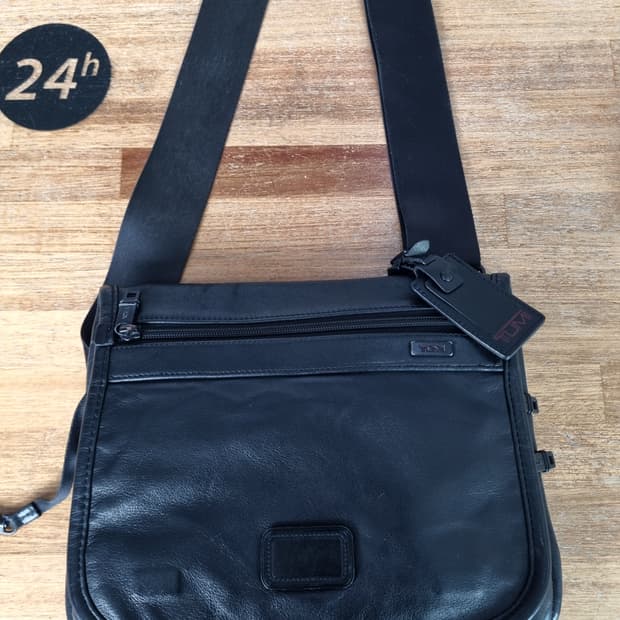 TUMI 블랙 가죽 크로스백