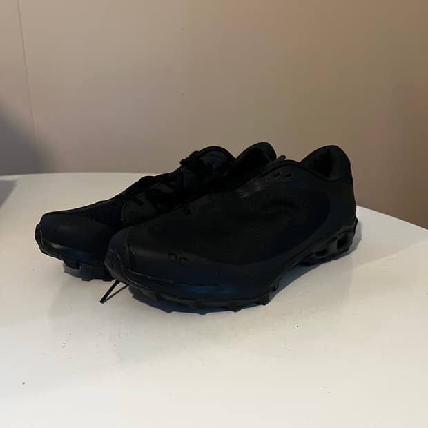 온 파프 클라우드벤쳐 피크 올 블랙 스니커즈