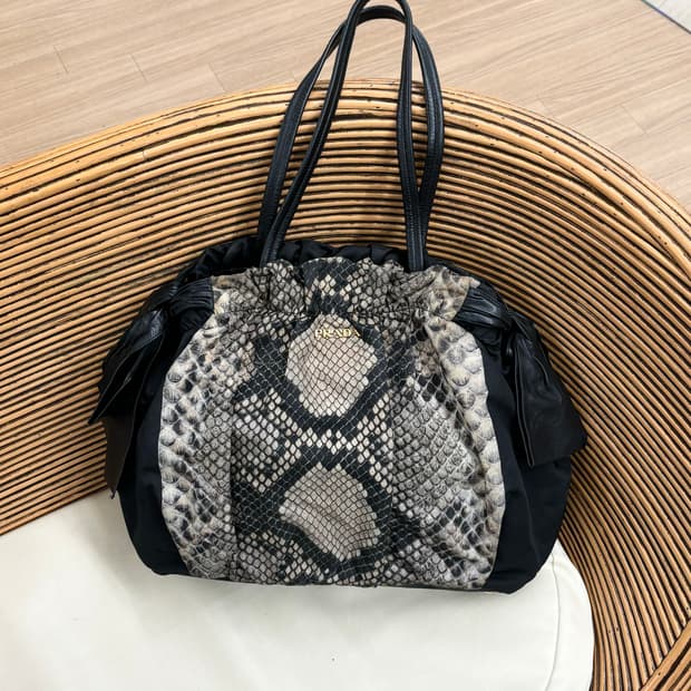 프라다 파이톤 프린트 테슈토 보우 사첼백