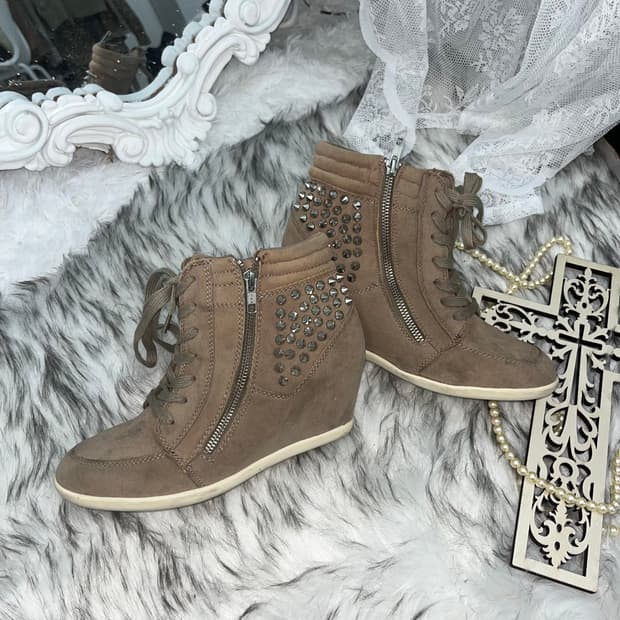 빈티지 스터드 웨지힐 스니커즈