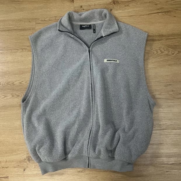 에센셜 폴라 플리스 베스트