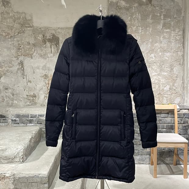 프라다 블랙 트라이앵글 로고 폭스 퍼 다운 후디 자켓