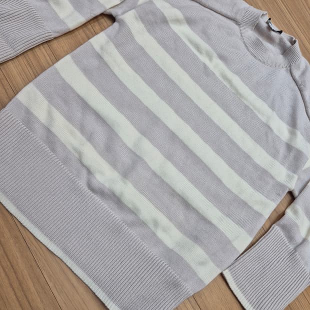 XS 사이즈 COS 스트라이프 니트입니다. 은은한 색감의 스트라이프 패턴