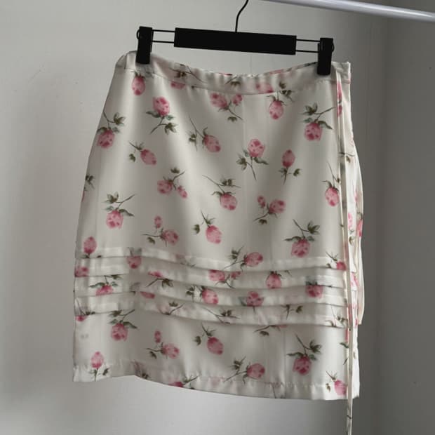 택O 새 상품 데이빈 로즈 장미 플라워 실키 미디 스커트