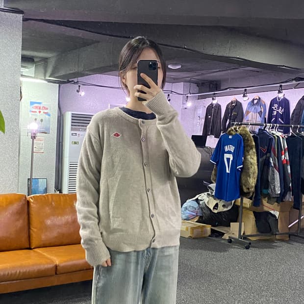 단톤 패치로고 베이지 버튼 니트 가디건 B3160