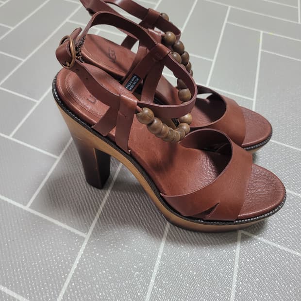 새상품) UGG 어그 누드 태닝 우드 스트랩 힐 슈즈 245