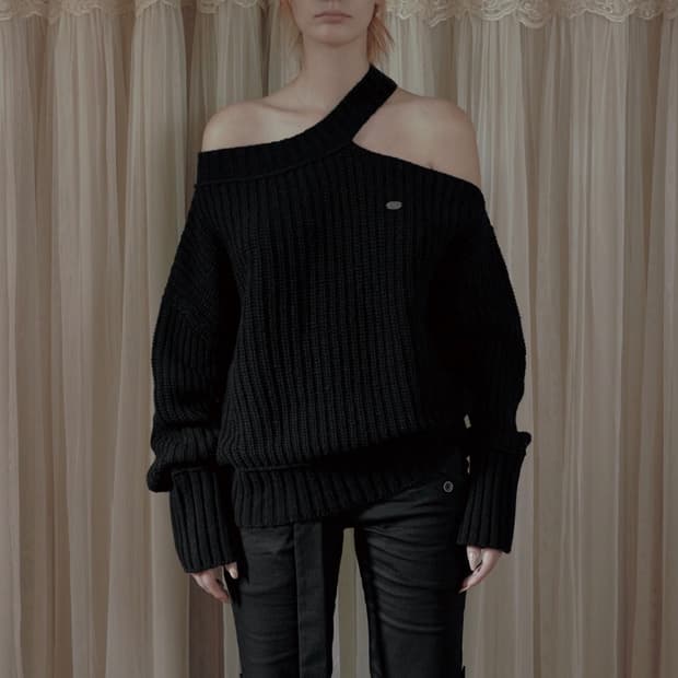 보헤미안서울 NECK CUT-OUT LOOSE FIT KNIT 구해요