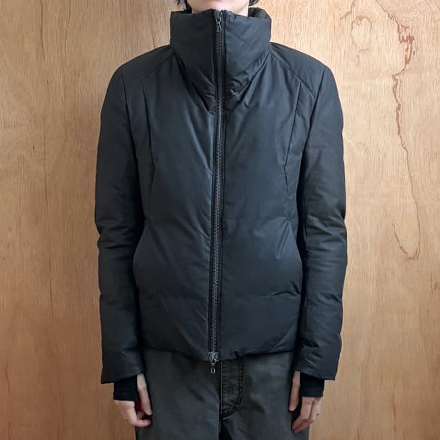 카즈유키쿠마가이 절개 패딩 자켓