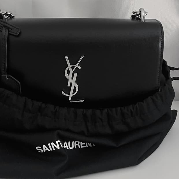 생로랑 스무스 레더 실버 모노그램 선셋 미디움백 블랙