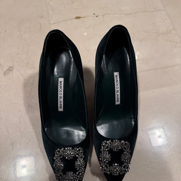 마놀로 블라닉 항기시 벨벳 펌프스 36