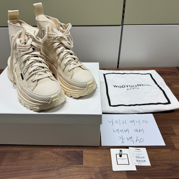 우영미 더블레이스 하이탑 41사이즈(265) 판매합니다.