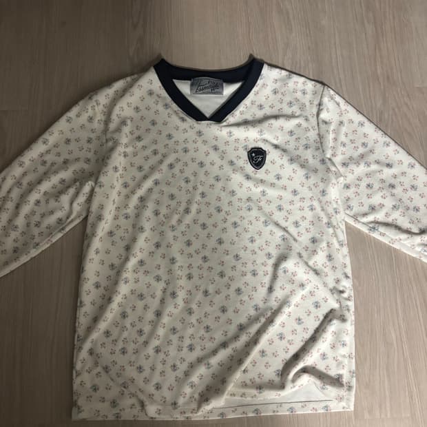 샵페어리 F.E.E.S 브이넥 플라워 테리 셔츠 아이보리