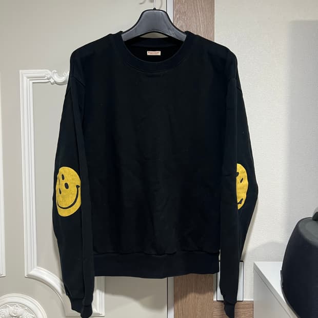 캐피탈 스마일 스웻셔츠