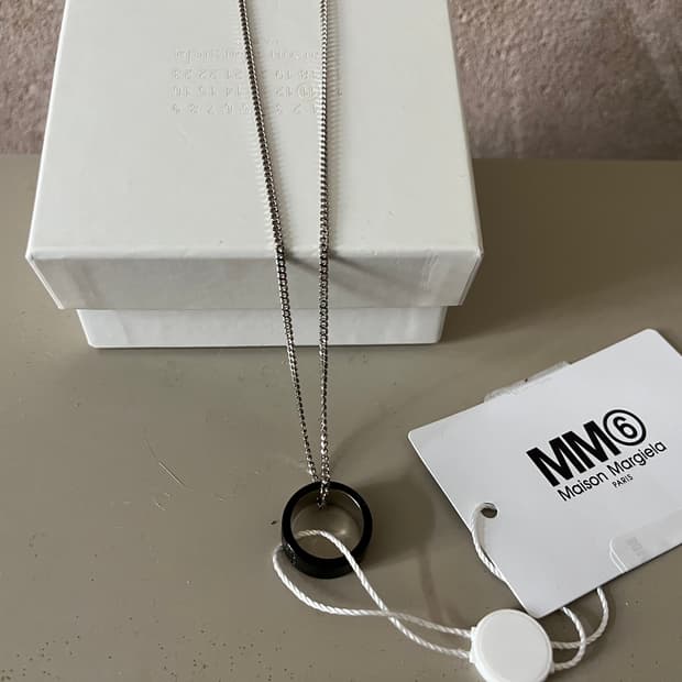 MM6 메종 마르지엘라 블랙 로고 링 목걸이