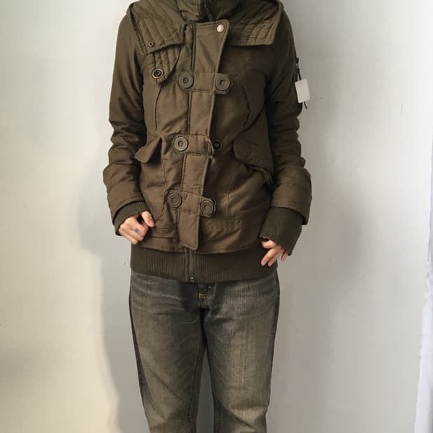 Button point hood high neck jacket