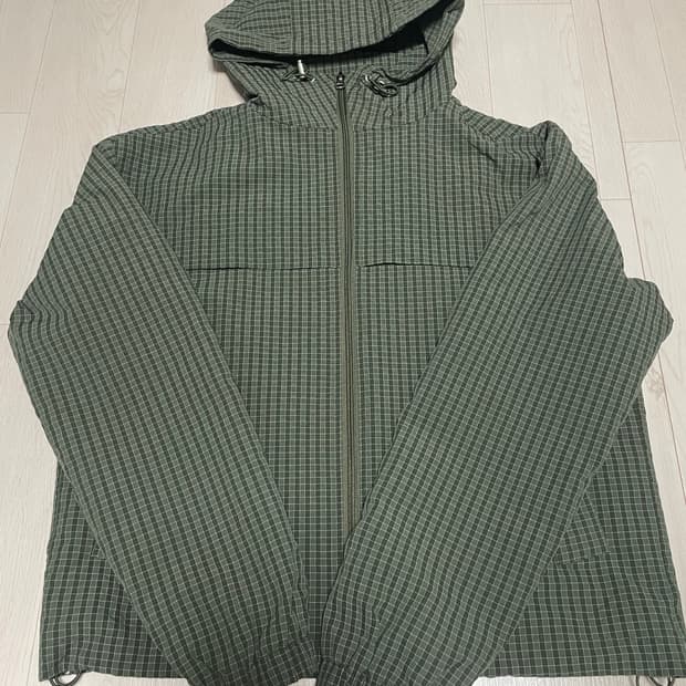 굿라이프웍스 데일리 체크 윈드브레이커 카키 XS사이즈 팝니다. 