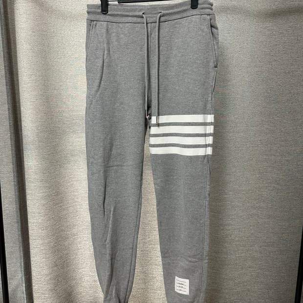 톰브라운 4선완장 트레이닝 조거팬츠 라이트그레이 (1)