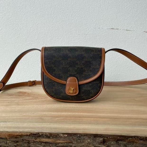 셀린느 트리옹프 캔버스 & 카프스킨 미니 베사체 탄 196702BZJ-0