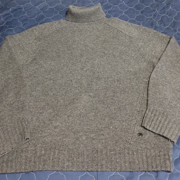 칼라거펠트 24s 울100% 스몰뱃지 터틀넥 니트 그레이 (95)