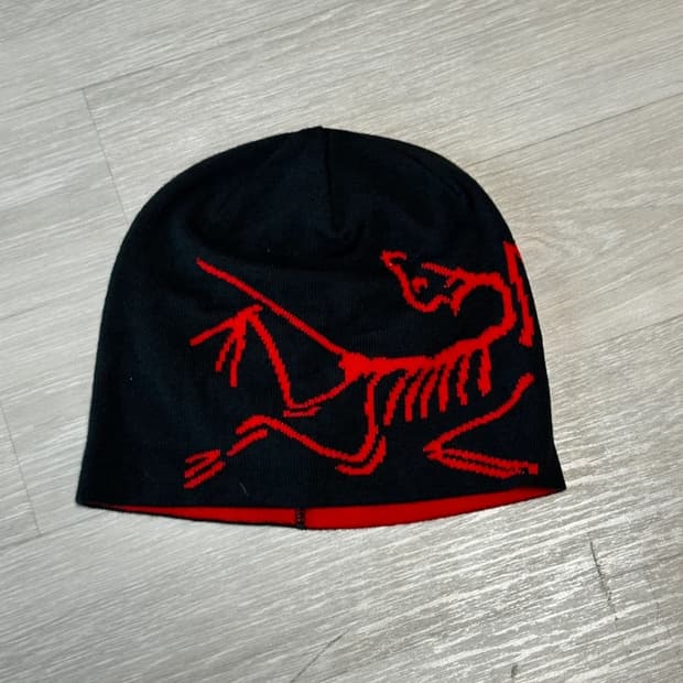  아크테릭스 버드 헤드 토크 비니 블랙/레드 58