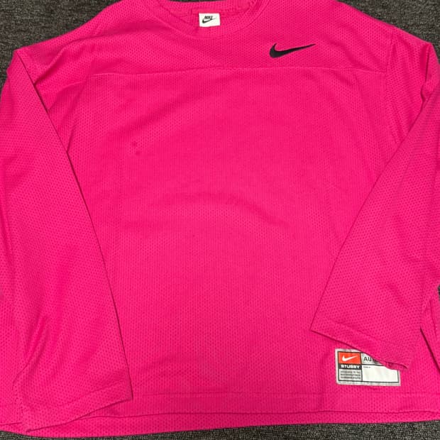 [L] 나이키 x 스투시 롱슬리브 탑 파이어베리 (FJ9164-615)