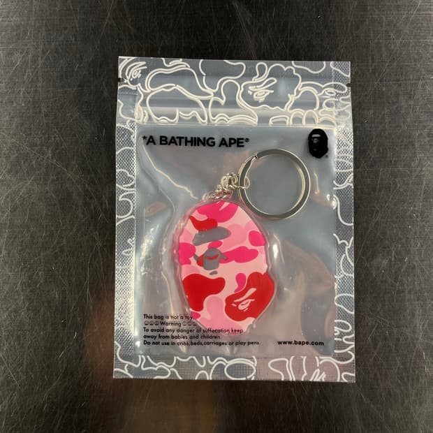 새상품 베이프 아크릴 빅사루 키링 핑크카모