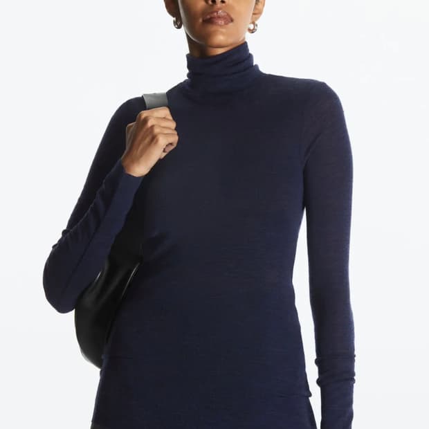 코스 울 터틀넥 네이비
